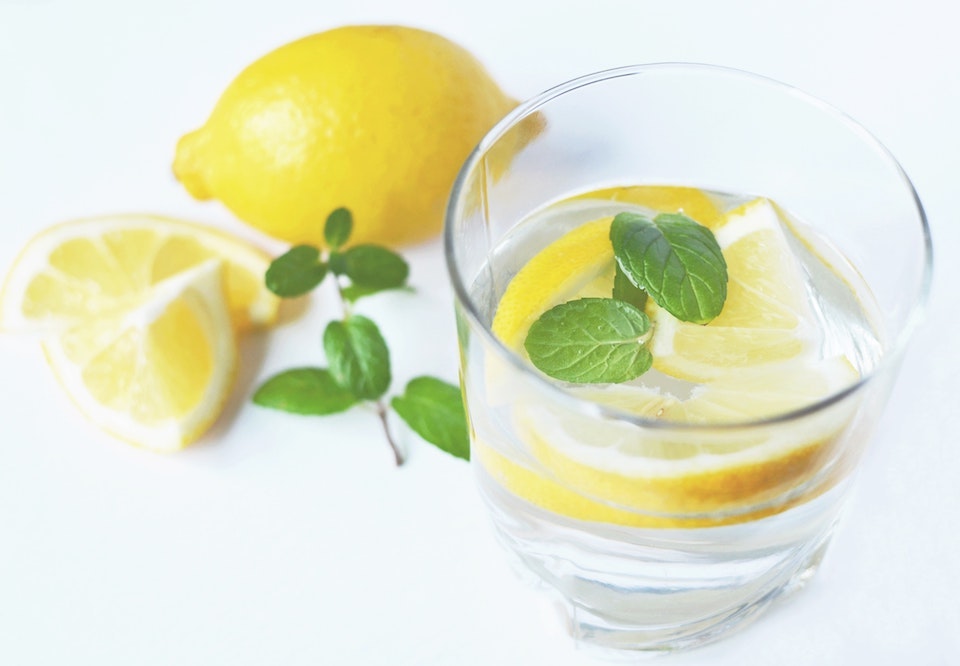 vand med citron vand med citron